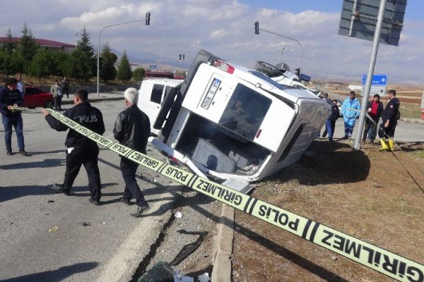 Polis minibüsü ile ticari araç çarpıştı: 5 kişi yaralandı