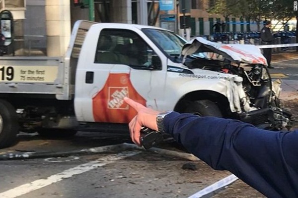 ABD'de bir araç yayaların arasına daldı, insanlara ateş açıldı