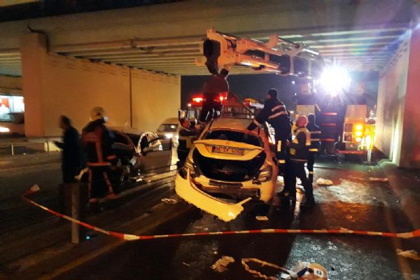 Metrobüs yoluna araç daldı: 2 kişi yaralandı