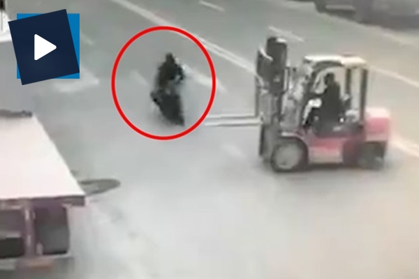 Forklift çatalına giren motorcunun feci ölümü