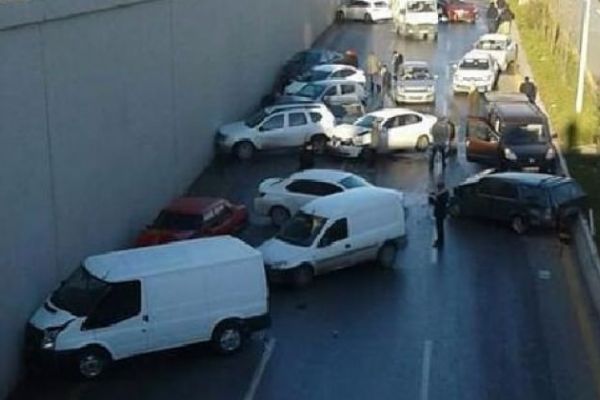 Ankara'da buzlanan alt geçitte 23 araç birbirine girdi!