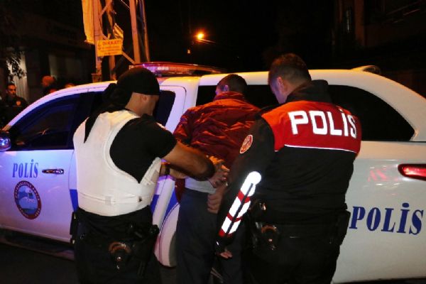 Adana'da torbacıyı gözaltına alan polise saldırı