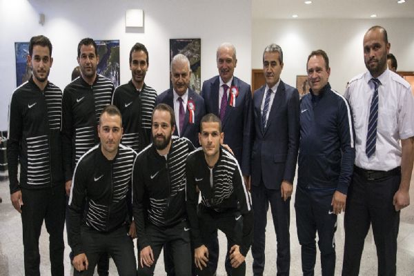Binali Yıldırım, İETT Futbol Takımı'nı kabul etti