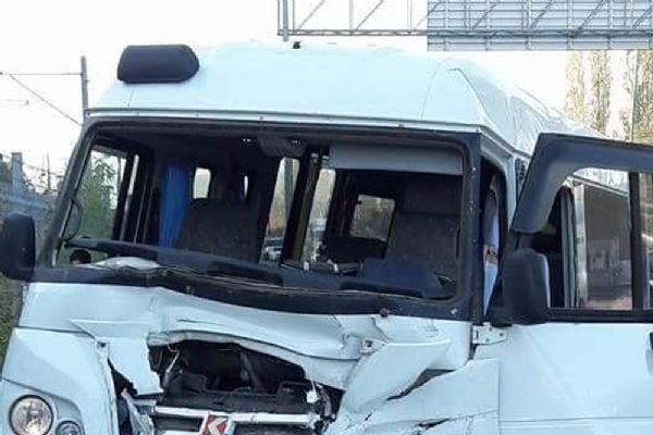 Eskişehir'de okul servisi ile kamyonet çarpıştı, 9 kişi yaralandı