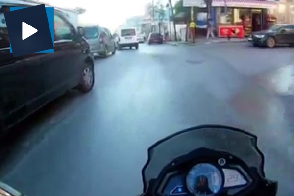 Sinyal vermeyen minibüs motosikleti altına aldı