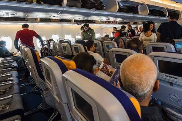 Uçaktaki kavgaya polis müdahale etti