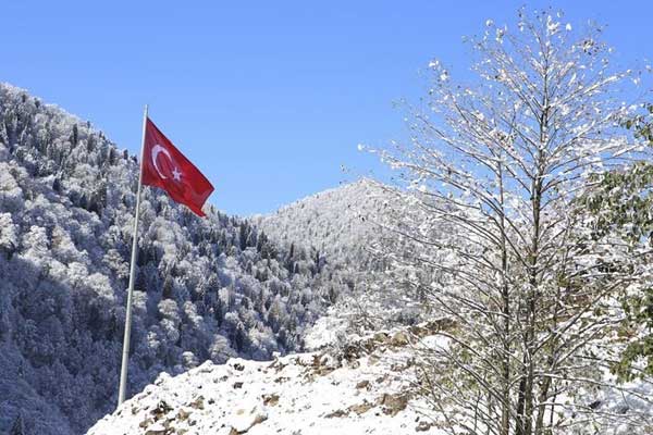 Rize Ayder Yaylası'na kar yağdı