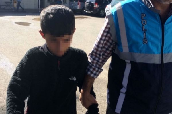 Adana'da 13 yaşındaki çocuk uyuşturucu satarken yakalandı