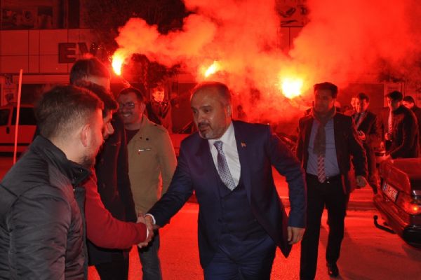 Alinur Aktaş'a coşkulu karşılama