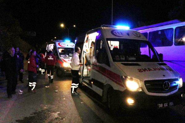 Kayseri'de 3 işçi servisi çarpıştı: 21 yaralı