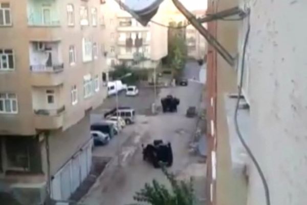 Diyarbakır'da PKK'nın hücre evine baskın: 1 polis şehit oldu