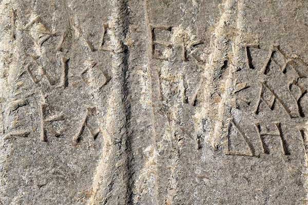 Trafo yenileme çalışmasında tarihi lahit kapağı bulundu