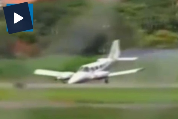 İniş takımları arızalanan uçak böyle iniş yaptı