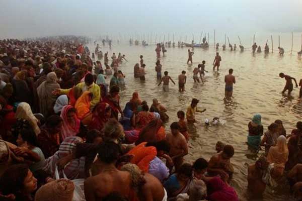 Hindistan'da dini törende izdiham çıktı!