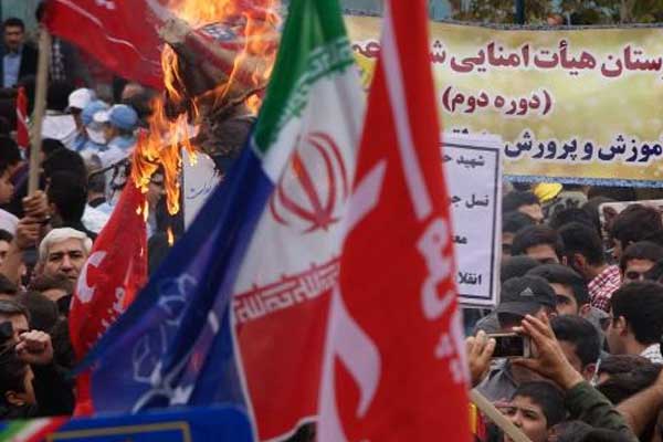 İran'da ABD bayrağı yakıldı