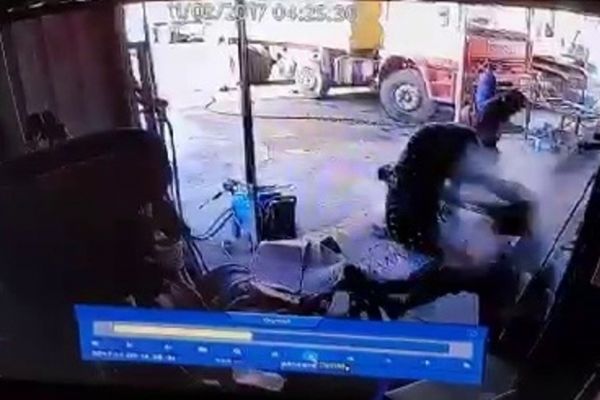 Bakımını yaptığı lastik bomba gibi patladı