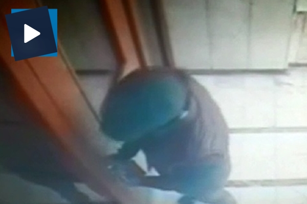 Broşürle kapıyı açan hırsız kamerada