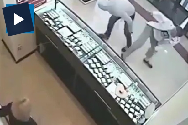 Hırsız karateci müşteriye denk geldi