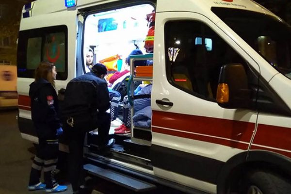 Sivas'ta elma yüklü tır devrildi