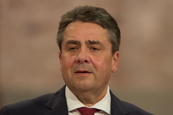 Alman Bakan, Merkel'i eleştirdi