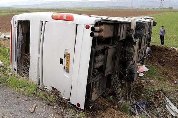 İran'da yolcu otobüsü devrildi: 13 ölü
