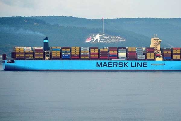 Çanakkale Boğazı'ndan dev konteyner gemisi geçti