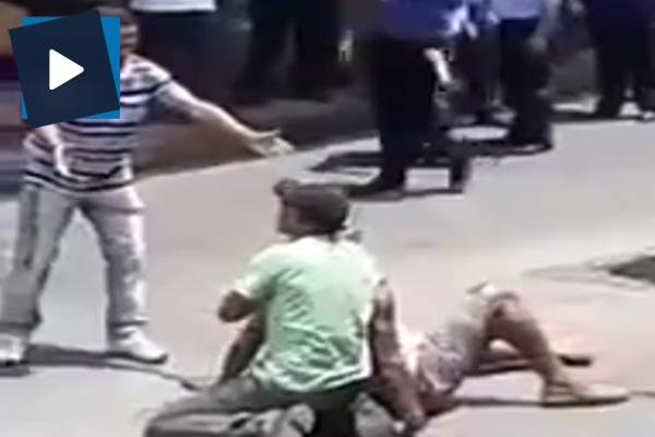 Bir kişiyi rehin alan hırsıza linç girişimi