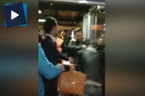 Metrobüs durağında tekme tokat kavga!