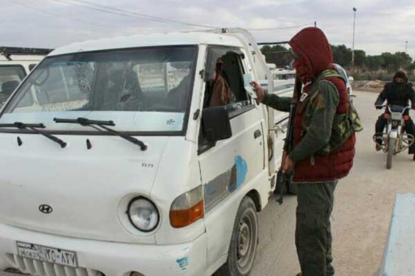 PYD Menbiç'teki gençleri silah altına alıyor