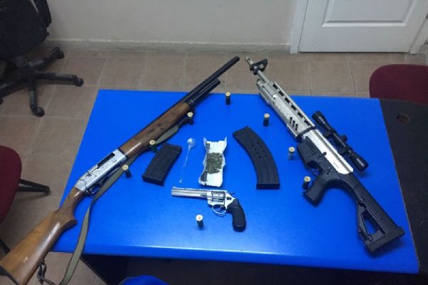 Bursa'da şüpheli araçta silah ve esrar ele geçirildi