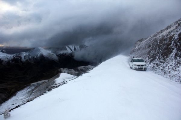Erzurum'da sıcaklık eksi 10'u gördü: Kar ve tipi ulaşımı etkiledi