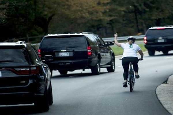 Trump'a el hareketi yapan kadın, işten atıldı