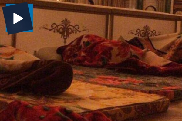 Prenslerin tutulduğu otelden ilk görüntü... Yer yatakları, silahlı güvenlik...