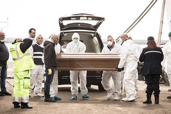 Göçmenleri kurtarırken 26 genç kız cesedi bulundu