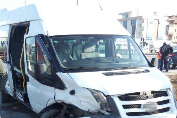 Öğrenci servisi kaza yaptı: 9 kişi yaralandı