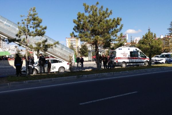 Niğde'de yolun karşısına geçmeye çalışan öğrenciye otomobil çarptı