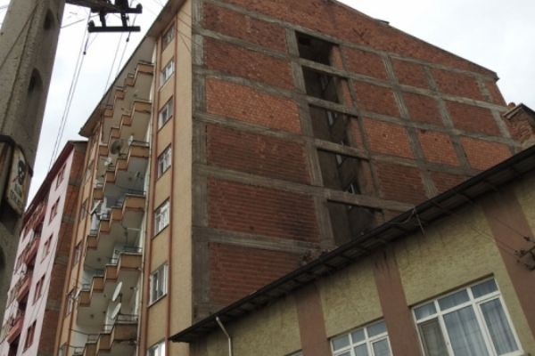 Çorum'da yeni doğurduğu bebeği, poşete koyup 5. kattan attı