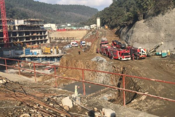 Göçük altında kalan işçi kurtarıldı