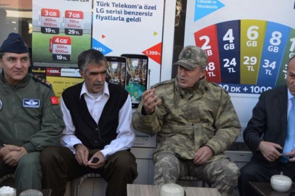 Hulusi Akar ile fotoğrafçı arasında gülümseten diyalog