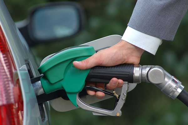 Benzine 13 kuruş zam geliyor
