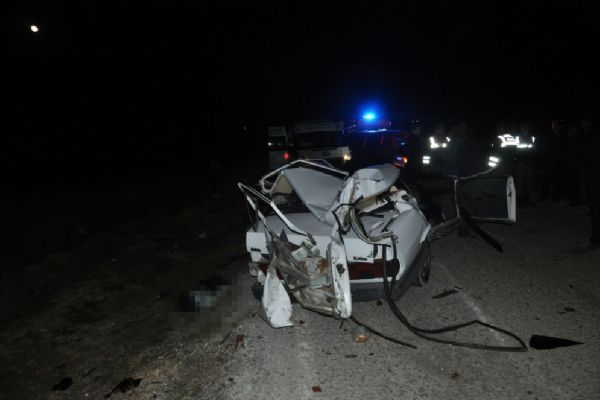 Afyonkarahisar'da otomobil traktöre çarptı: 2 ölü, 2 yaralı