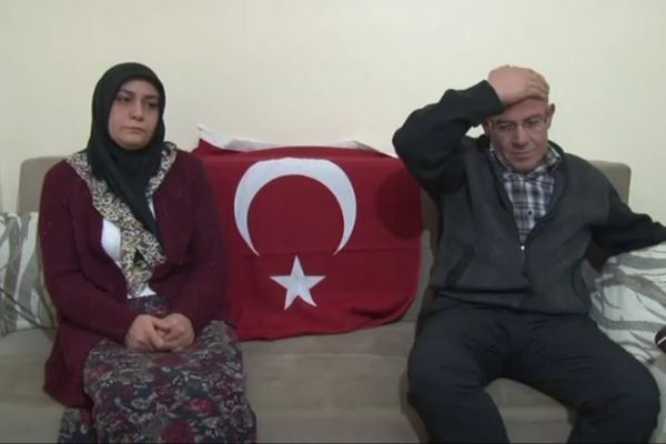 Gazileri darp eden gencin annesi özür diledi