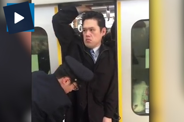 Vagona sıkıştırılmaya çalışılan Japonun tuhaf tepkisizliği