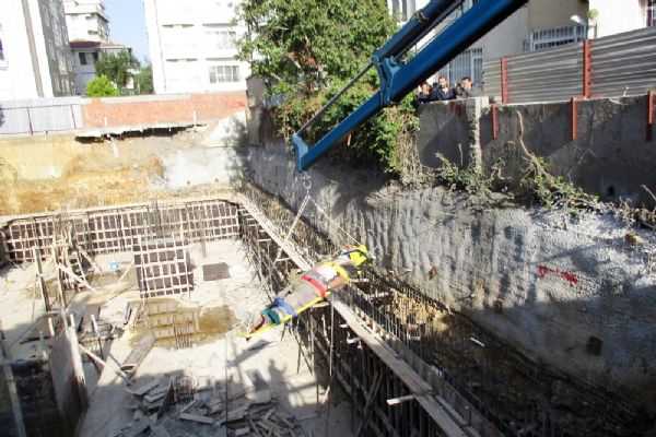 İstanbul'da beton mikserinin pompası patladı: İşçileri böyle çıkardılar