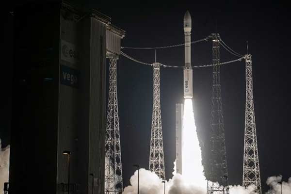 Fas 'Muhammed VI 'uydusunu fırlattı