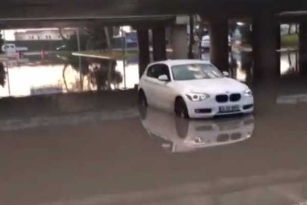 Ataköy'de araçlar mahsur kaldı