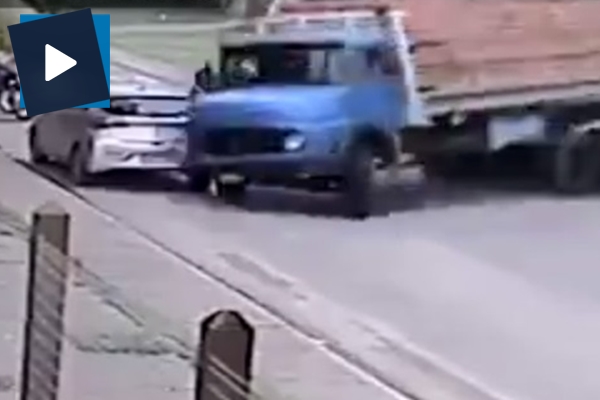 Freni patlayan kamyon dehşet saçtı