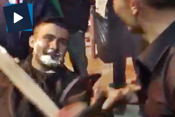 Berberden motorlu testere ile damat tıraşı