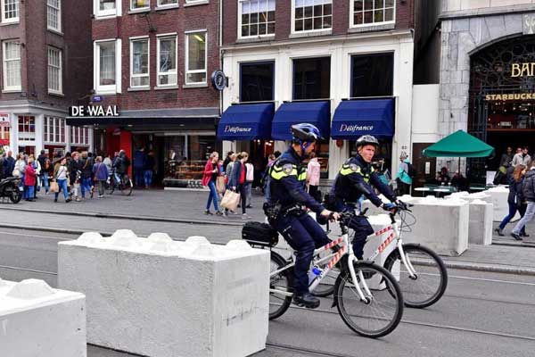 Amsterdam'da meydanlara beton bloklar yerleştirildi