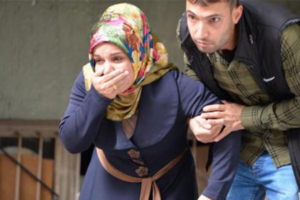 Diyarbakır'da çocuklarının gözleri önünde 6'ncı kattan düştü